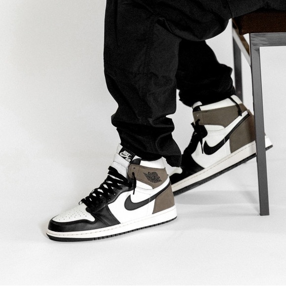 Air Jordan 1 Retro High OG ‘Dark Mocha’ - Picture 2 of 9
